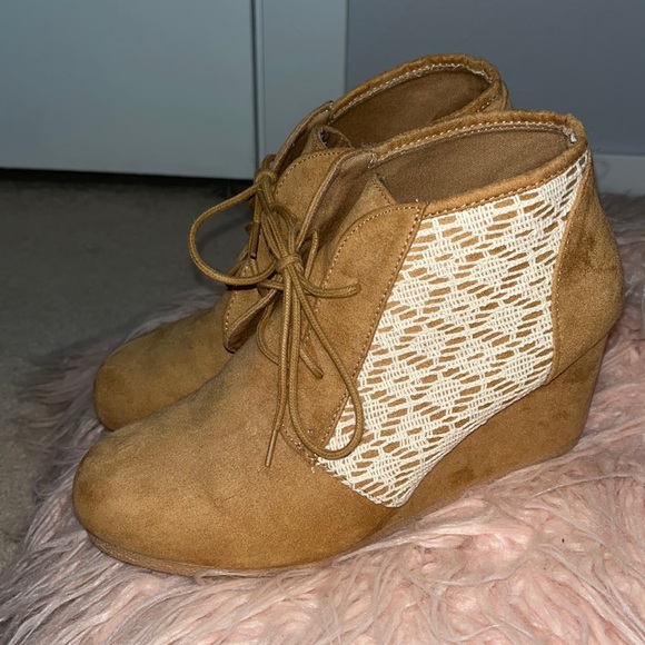 Maurices Wedge Booties Faux Suede Lace Details Ankle Boots Shoes Womens Size 7.5 - Picture 3 of 7